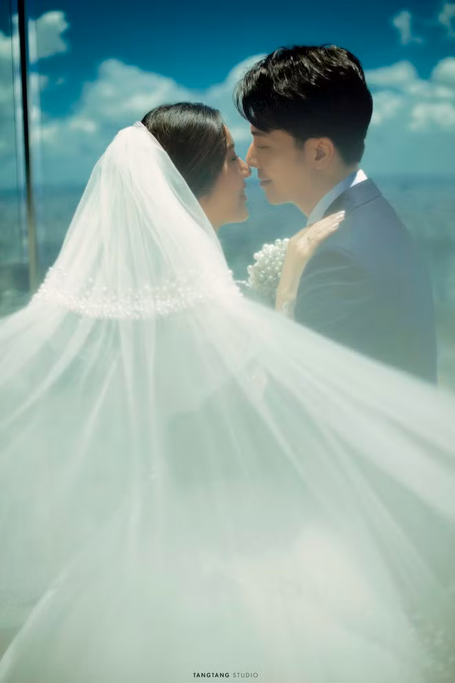 Khoảnh khắc hạnh phúc của người đẹp sinh năm 1993. Hôn lễ của cô sẽ được tổ chức tại một khách sạn 5 sao ở TP.HCM ẢNH: TANG TANG