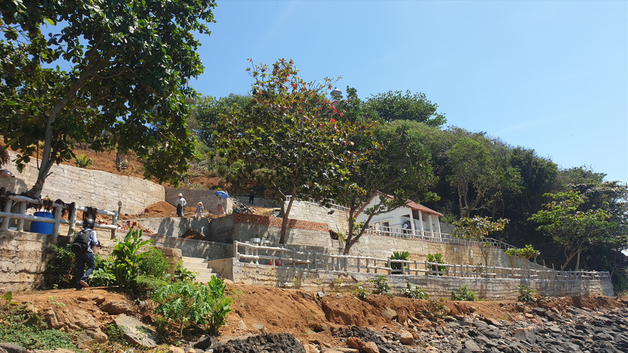 Người dân tự xây bờ kè xâm lấn danh thắng Ba Làng An. Ảnh: Thanh Chung Người dân tự xây bờ kè xâm lấn danh thắng Ba Làng An. Ảnh: Thanh Chung