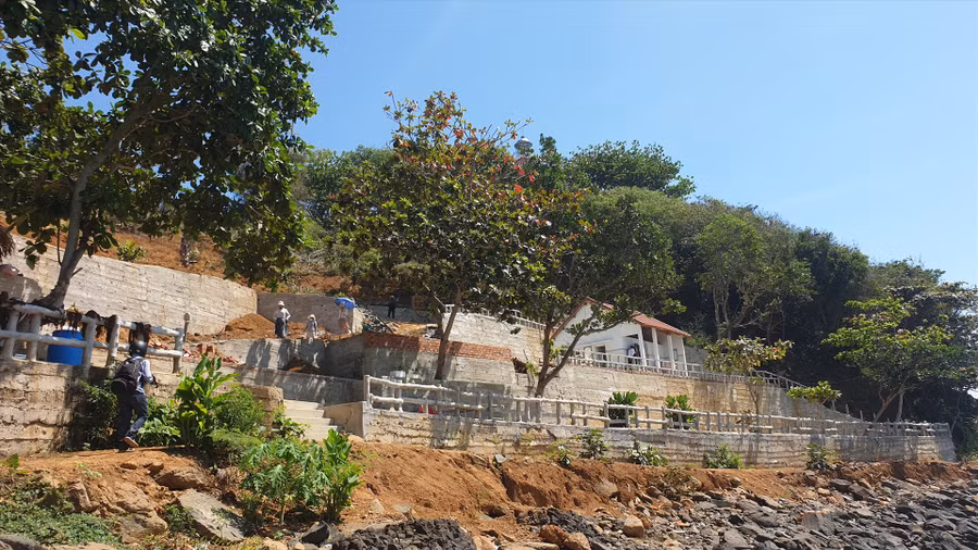 Người dân tự xây bờ kè xâm lấn danh thắng Ba Làng An. Ảnh: Thanh Chung