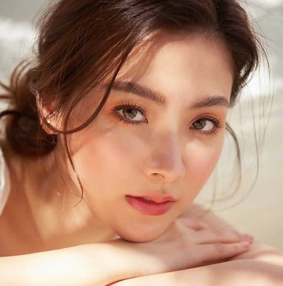 Sở hữu nhan sắc đẹp dịu dàng, tinh tế nhưng cũng không kém phần sang trọng, lộng lẫy, nên dù thay đổi phong cách như thế nào nữ chính 