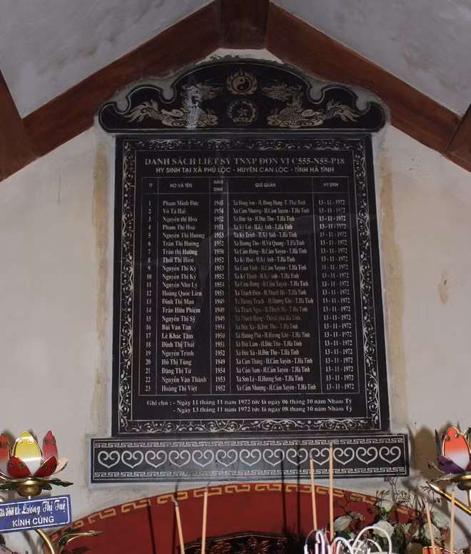 Bia khắc tên 23 liệt sĩ TNXP trong miếu thờ ở đồi Con Công