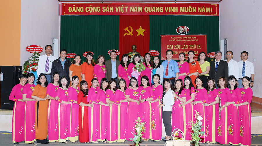  Tập thể cán bộ, giáo viên, nhân viên Trường THCS Chu Văn An năm học 2019-2020 (ảnh nhà trường cung cấp).