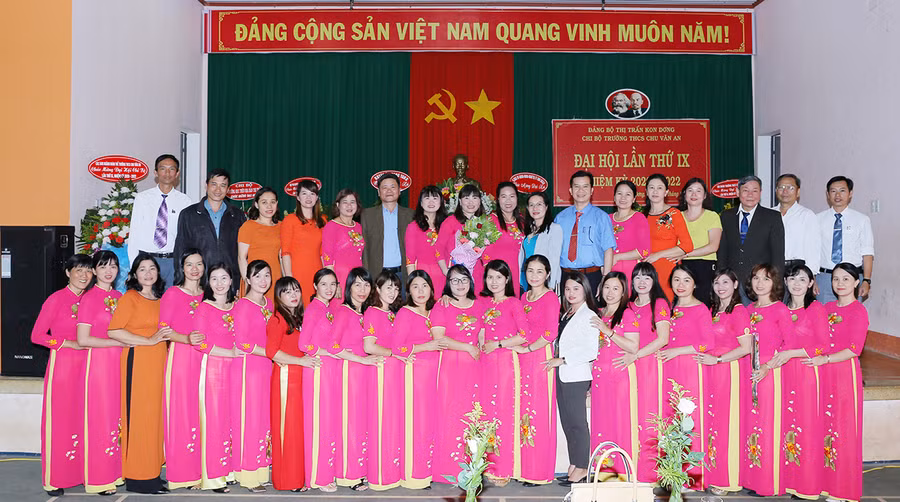  Tập thể cán bộ, giáo viên, nhân viên Trường THCS Chu Văn An năm học 2019-2020 (ảnh nhà trường cung cấp).