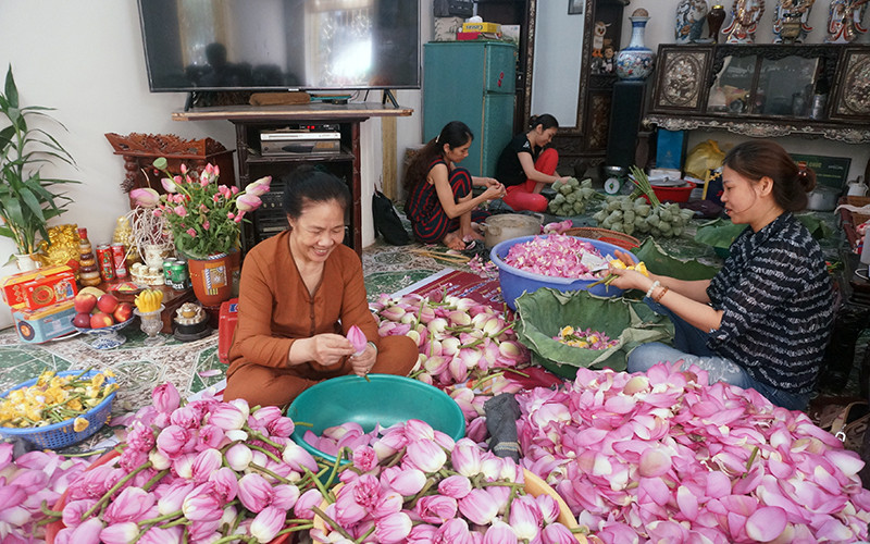 Gia đình cụ Nguyễn Thị Dần quây quần ướp trà sen buổi sáng.