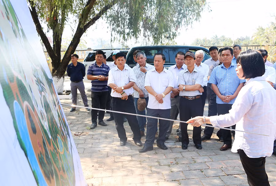 Bí thư Thị ủy An Khê Nguyễn Thị Thanh Lịch giới thiệu với các đồng chí lãnh đạo tỉnh và đoàn công tác về Đề án bảo tồn và phát huy các giá trị truyền thống gắn với Quần thể di tích Lịch sử-Văn hóa Tây Sơn Thượng đạo. Ảnh: Quang Tấn Tập trung triển khai có hiệu quả Đề án bảo tồn và phát huy các giá trị truyền thống gắn với Quần thể di tích Lịch sử-Văn hóa Tây Sơn Thượng đạo. Ảnh: Quang Tấn