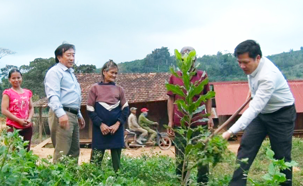 Ban Thường vụ Huyện ủy chỉ đạo người đứng đầu cấp ủy tăng cường trách nhiệm trọng việc tiếp dân, đối thoại trực tiếp với dân và xử lý phản ánh, kiến nghị của dân. Ảnh: M.N