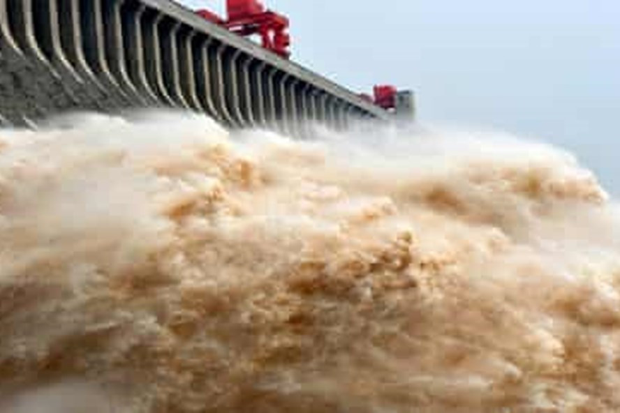  Ảnh xả lũ ở đập Tam Hiệp Trung Quốc. Ảnh: The Guardian.