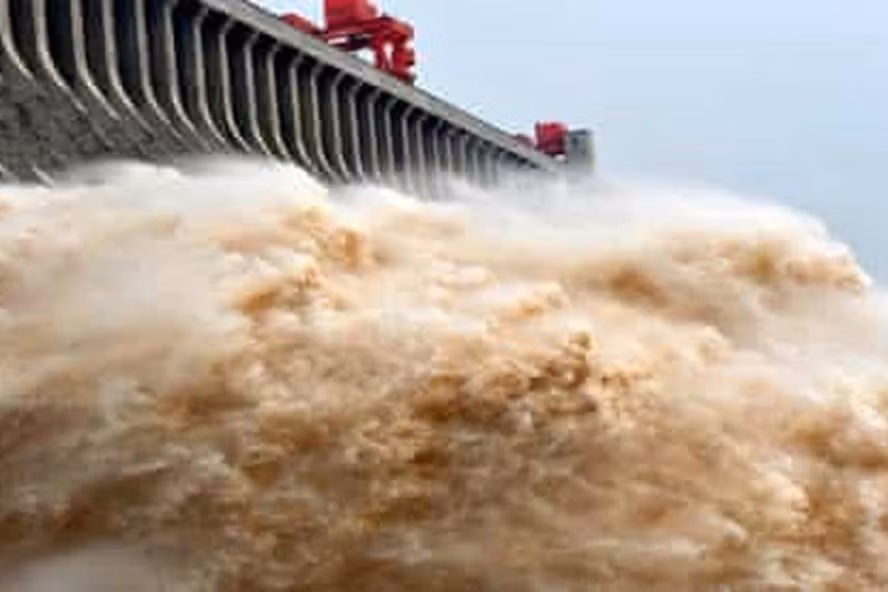  Ảnh xả lũ ở đập Tam Hiệp Trung Quốc. Ảnh: The Guardian.