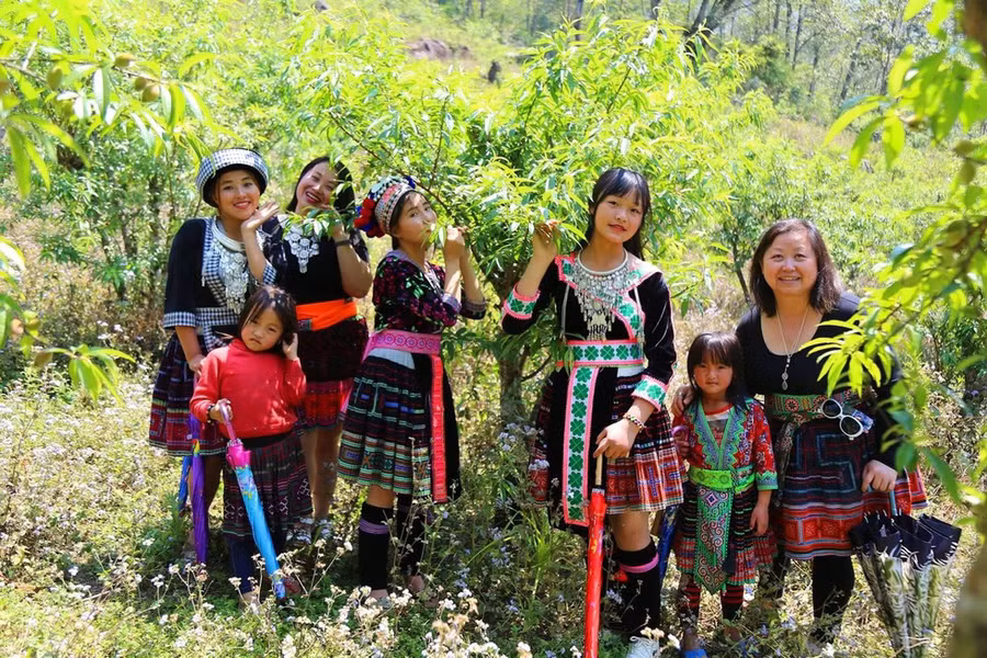 Bản Sin Suối Hồ là nơi sinh sống của hơn 100 hộ dân là người Mông. Đây cũng là điểm du lịch cộng đồng được đánh giá đặc biệt vì có nhiều tiêu chí không giống với bất kỳ nơi nào