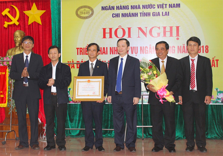  Ngân hàng Nhà nước-Chi nhánh tỉnh đón nhận Huân chương Lao động hạng nhất. Ảnh: N.H.N
