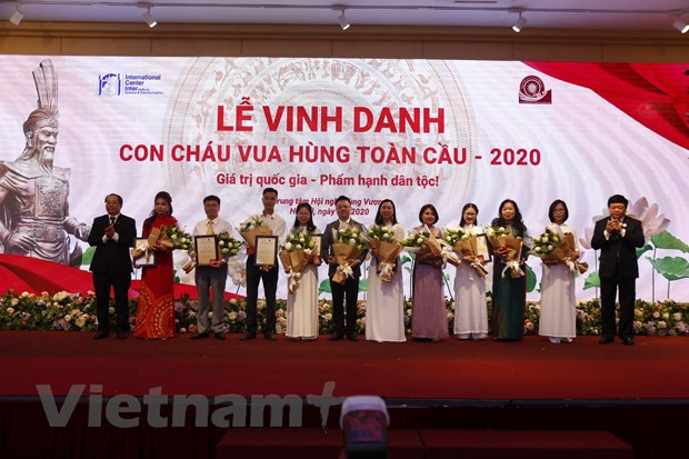Vinh danh/Trao Huy chương Sứ giả cho 18 tập thể cơ quan báo chí, 18 cá nhân nhà báo đã hỗ trợ Dự án. (Ảnh: Phương Linh/Vietnam+)
