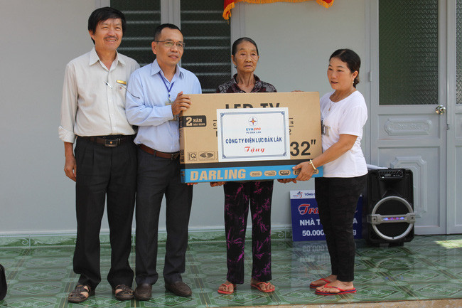 Đại diện Công đoàn PC Đắk Lắk trao quà cho hộ gia đình được hỗ trợ. (Ảnh: PL)