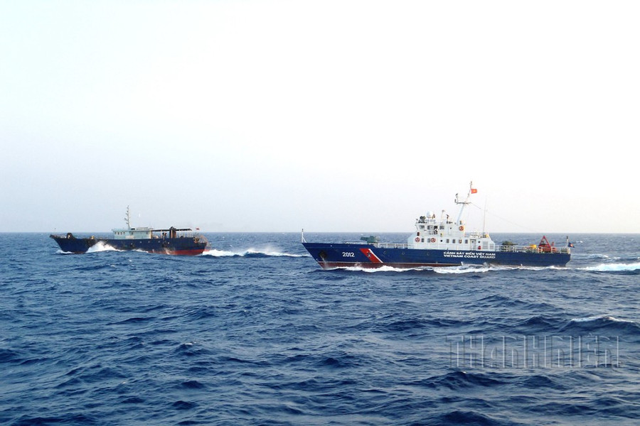 Tàu cảnh sát biển 2012 truy đuổi tàu đánh cá giả dạng của Trung Quốc xâm phạm vùng đặc quyền kinh tế, thềm lục địa Việt Nam, năm 2007. ẢNH: MAI THANH HẢI