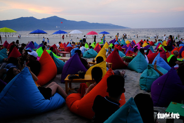 Bãi biển Mỹ An thêm rực rỡ với những chiếc ghế lười trên bãi cát - Ảnh: TẤN LỰC