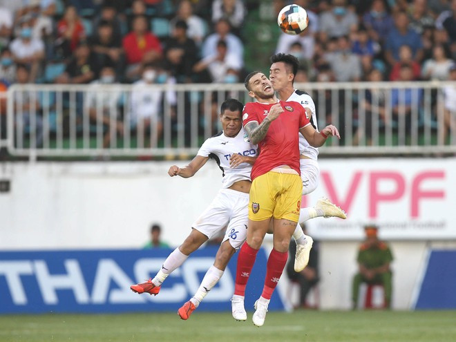 Các cầu thủ HAGL trong tình huống phòng ngự chống bóng bổng. Ảnh: MINH TRẦN