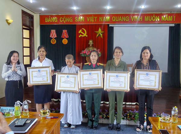 Khen thưởng cho các tập thể, cá nhân có thành tích xâuts sắc trong phòng chống dịch Covid 19. Ảnh: N.B