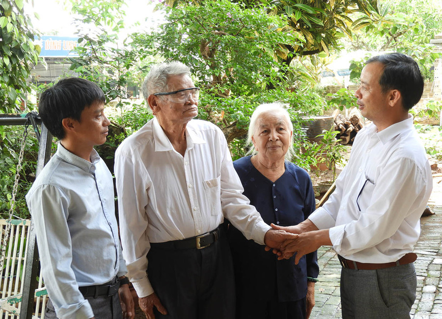  Cán bộ huyện Ia Grai thăm gia đình ông Đặng Tiến Hùng-một thương binh cao tuổi tại xã Ia Tô. Ảnh: t.n