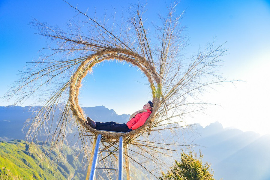 Cầu kính rồng mây Lai Châu nằm trên đỉnh đèo Ô Quy Hồ, thuộc xã Sơn Bình, huyện Tam Đường, tỉnh Lai Châu, cách Sa Pa 17 km, cách thành phố Lai Châu 46km đã đi vào hoạt động từ ngày 16.11.2019