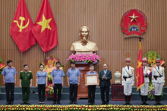 Thay mặt toàn thể cán bộ ngành kiểm sát, Viện trưởng Viện Kiểm sát Nhân dân Tối cao Lê Minh Trí nhận Huân chương Hồ Chí Minh. Ảnh: ĐỖ TRUNG