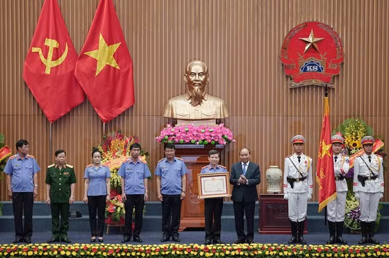 Thay mặt toàn thể cán bộ ngành kiểm sát, Viện trưởng Viện Kiểm sát Nhân dân Tối cao Lê Minh Trí nhận Huân chương Hồ Chí Minh. Ảnh: ĐỖ TRUNG Thay mặt toàn thể cán bộ ngành kiểm sát, Viện trưởng Viện Kiểm sát Nhân dân Tối cao Lê Minh Trí nhận Huân chương Hồ Chí Minh. Ảnh: ĐỖ TRUNG