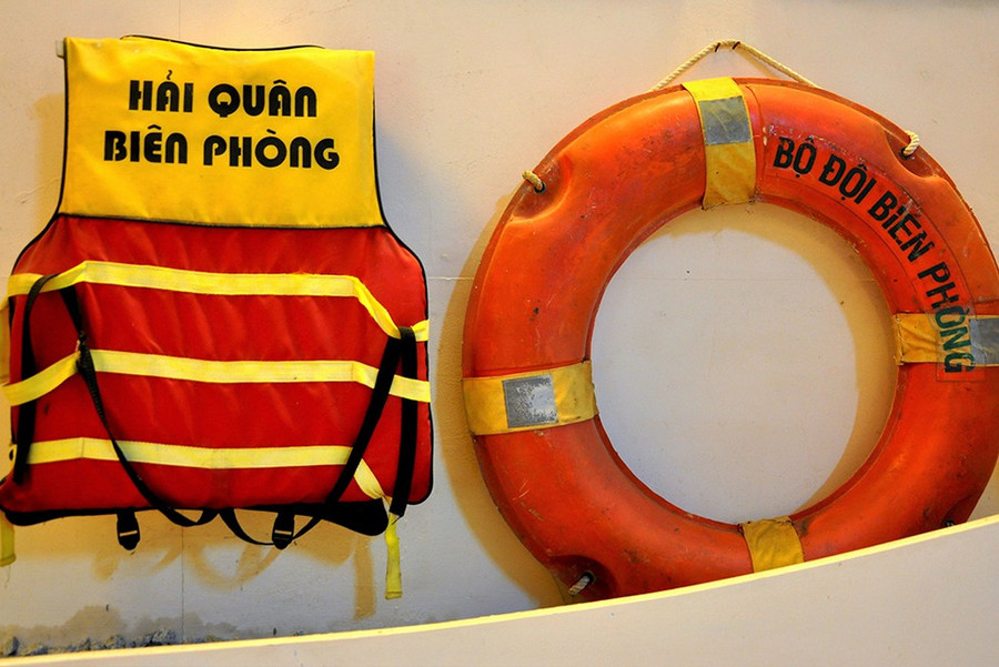 Áo phao và phao tròn của BĐBP Hải đoàn 28 sử dụng khi làm nhiệm vụ bảo vệ chủ quyền trong những năm 90, được trưng bày trong phòng truyền thống của đơn vị. Ảnh: MAI THANH HẢI