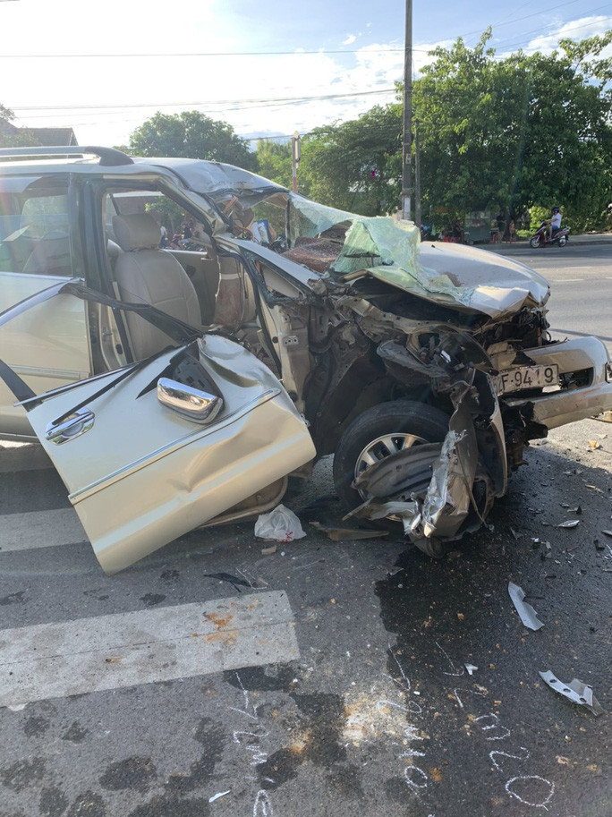 Xe ô tô bị biến dạng sau cú tông mạnh vào đuôi xe ben Xe ô tô bị biến dạng sau cú tông mạnh vào đuôi xe ben