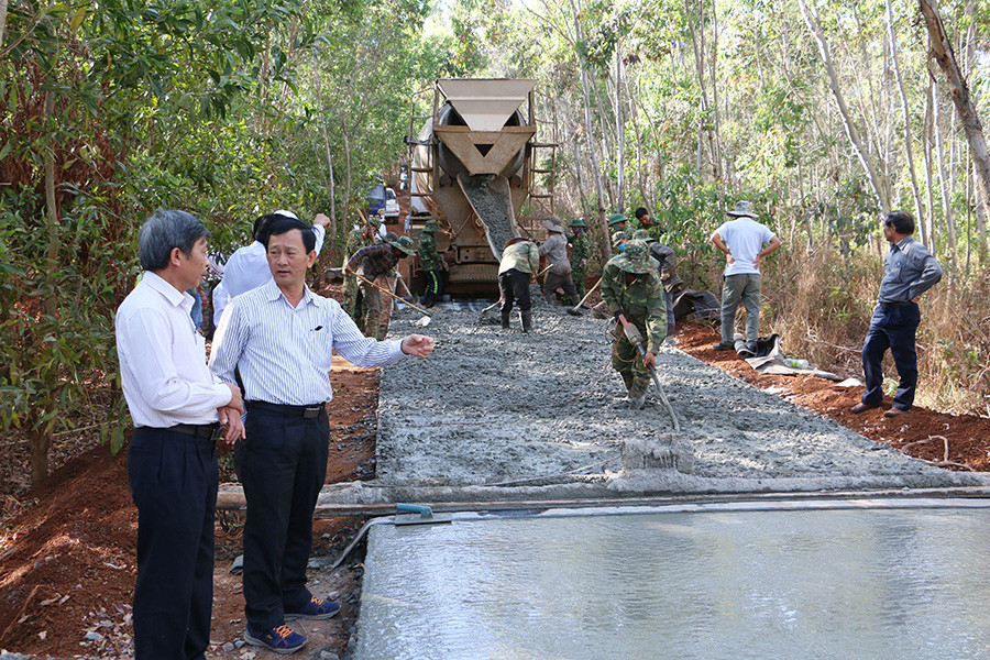Nguyên Bí thư Tỉnh ủy Dương Văn Trang kiểm tra tiến độ xây dựng đường lên làng Pờ Yầu (xã Lơ Pang, huyện Mang Yang). Ảnh: Quang Tấn Nguyên Bí thư Tỉnh ủy Dương Văn Trang kiểm tra tiến độ xây dựng đường lên làng Pờ Yầu (xã Lơ Pang, huyện Mang Yang). Ảnh: Q.T