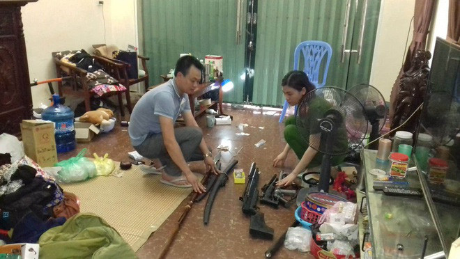  Công an khám xét nơi ở của Cúc. Ảnh: H.D.