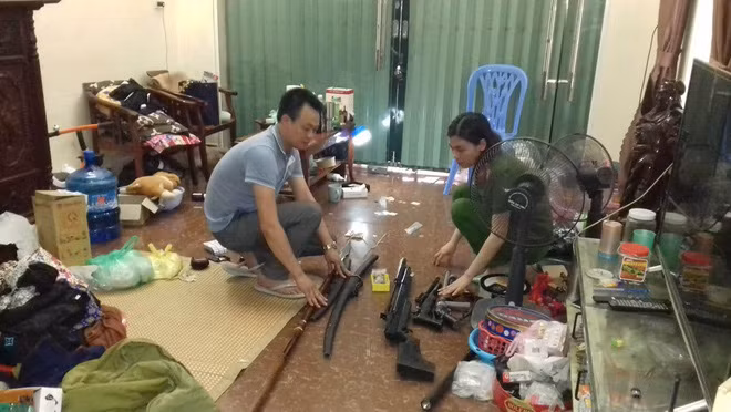  Công an khám xét nơi ở của Cúc. Ảnh: H.D.