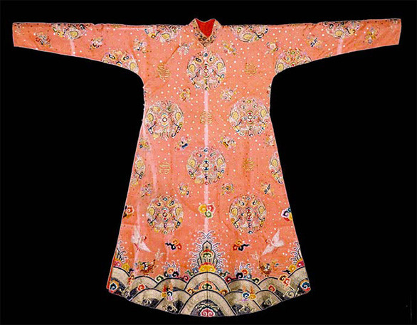  Áo dài năm thân của hoàng thái hậu triều Nguyễn đầu thế kỷ 20 - Ảnh tư liệu Trịnh Bách