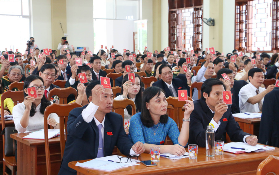 Các đại biểu biểu quyết các chỉ tiêu chủ yếu của Đại hội. Ảnh: Quang Tấn