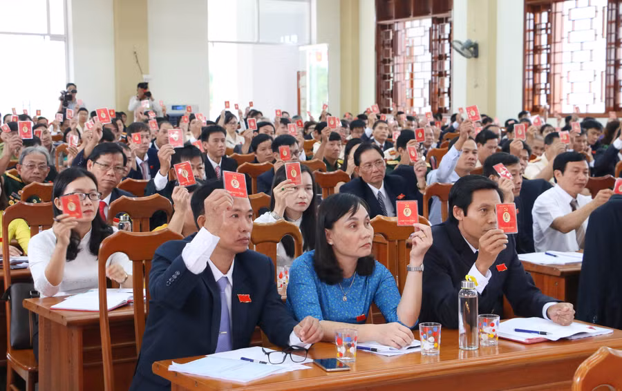 Các đại biểu biểu quyết các chỉ tiêu chủ yếu của Đại hội. Ảnh: Quang Tấn