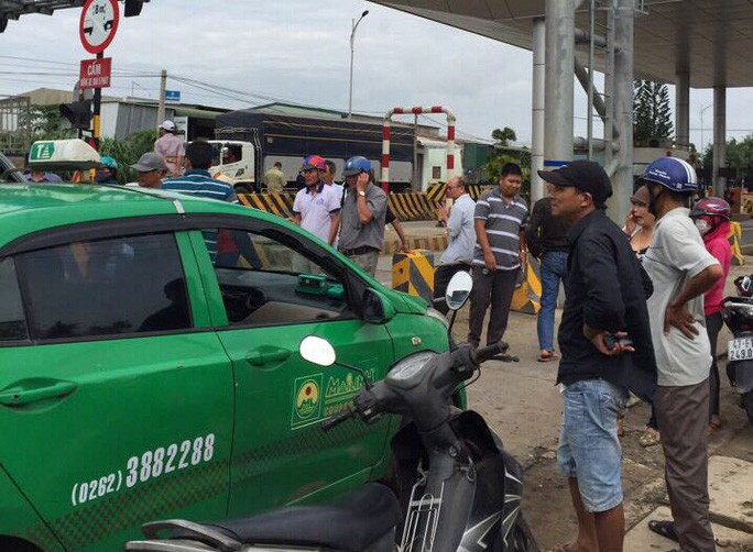 Người dân vây trạm thu phí BOT