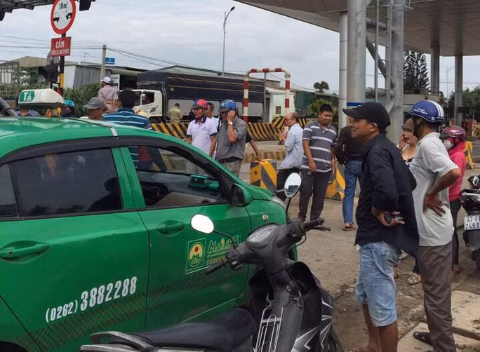 Người dân vây trạm thu phí BOT