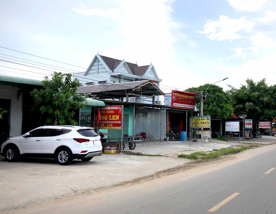 Khu dân cư sầm uất bên quốc lộ 25, đoạn sát chân cầu Lệ Bắc. Ảnh: LÊ HÒA 