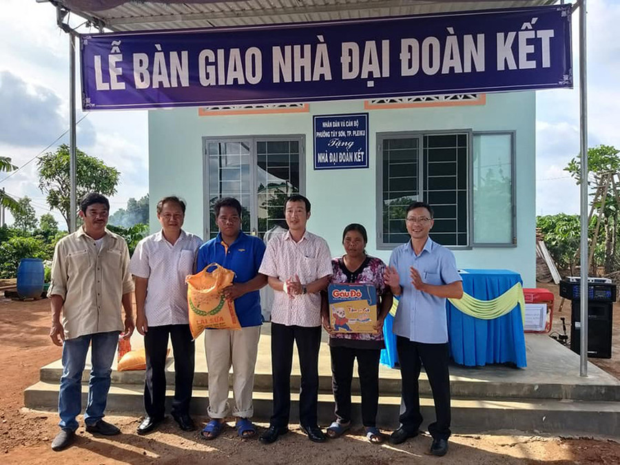 Lễ bàn giao nhà “Đại đoàn kết” cho gia đình chị Kpa Phyat. Ảnh: Hà Phương  Quang cảnh lễ bàn giao nhà “Đại đoàn kết” cho gia đình chị Kpa Phyat. Ảnh: Hà Phương