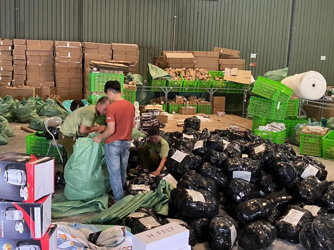  Nhiều hàng hóa đã được đóng sẵn trong các túi nilon, ghi địa chỉ nơi nhận để chuẩn bị chuyển phát