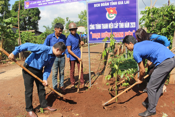 Đoàn viên thanh niên trồng cây xanh tại xã Kông Htok. Ảnh: Phan Lài 