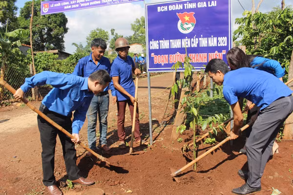Đoàn viên thanh niên trồng cây xanh tại xã Kông Htok. Ảnh: Phan Lài 