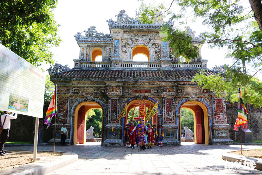 Đoàn diễu hành áo dài đi qua cửa Hiển Nhơn vào Đại nội - Ảnh: NHẬT LINH