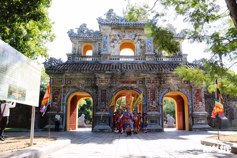 Đoàn diễu hành áo dài đi qua cửa Hiển Nhơn vào Đại nội - Ảnh: NHẬT LINH