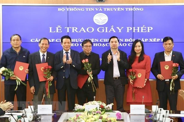 Phó trưởng Ban Tuyên giáo Trung ương Lê Mạnh Hùng và Thứ trưởng Bộ Thông tin và Truyền thông Hoàng Vĩnh Bảo trao giấy phép cho 18 tạp chí thực hiện chuyển đổi, sắp xếp lại theo quy hoạch báo chí. (Ảnh: Minh Quyết/TTXVN) Phó trưởng Ban Tuyên giáo Trung ương Lê Mạnh Hùng và Thứ trưởng Bộ Thông tin và Truyền thông Hoàng Vĩnh Bảo trao giấy phép cho 18 tạp chí thực hiện chuyển đổi, sắp xếp lại theo quy hoạch báo chí. (Ảnh: Minh Quyết/TTXVN)