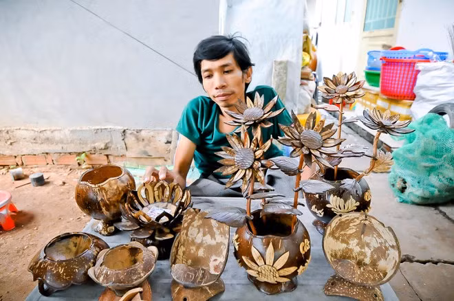 Những sản phẩm làm từ gáo dừa vô cùng đẹp mắt của anh Nghĩa Ảnh: DUY TÂN
