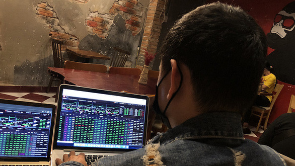 Nhà đầu tư theo dõi diễn biến phiên giao dịch chứng khoán - Ảnh: B.M.