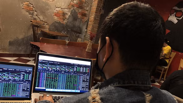 Nhà đầu tư theo dõi diễn biến phiên giao dịch chứng khoán - Ảnh: B.M.