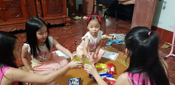 Bố mẹ còn tổ chức liên hoan để chúc mừng các con Bố mẹ còn tổ chức liên hoan để chúc mừng các con