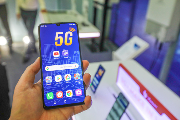 Các doanh nghiệp Việt đã sản xuất được điện thoại thông minh 5G và đang phát triển mạng 5G chuẩn bị cho thương mại hóa. Ảnh: LÊ SƠN