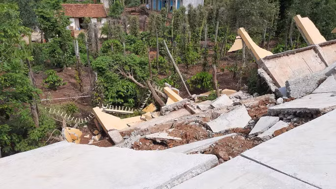 Công trình đang chờ nghiệm thu đưa vào sử dụng thì đổ sập