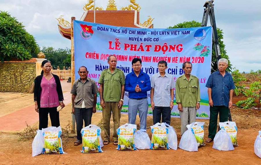 Huyện Đoàn Đức Cơ tặng quà cho các gia đình chính sách. Ảnh: Phan Lài 