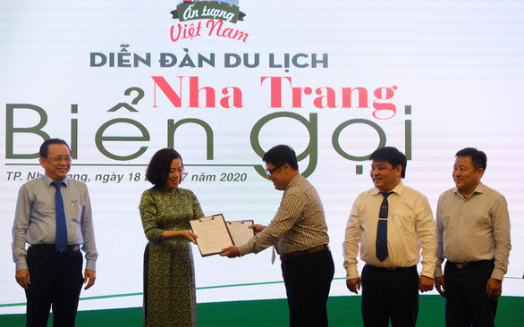 Các đơn vị kinh doanh du lịch tại Nha Trang giao kết cùng Sở Du lịch tỉnh Khánh Hòa thực hiện chương trình Ấn tượng Việt Nam - Nha Trang biển gọi - Ảnh: ĐÌNH CƯƠNG